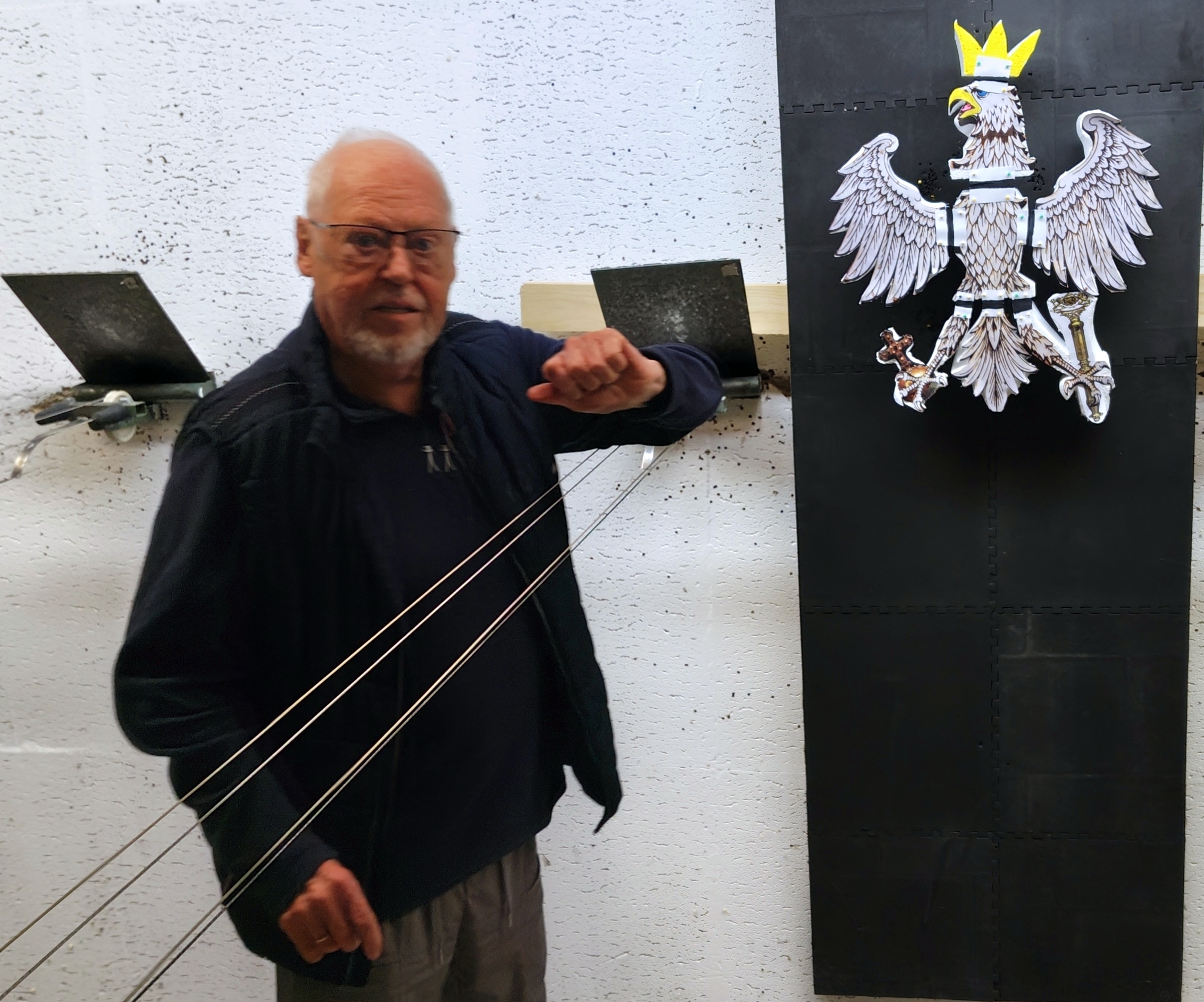Richard Janßen präsentiert den Vogel